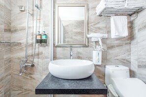 Dusch, hårtork, tofflor och handdukar