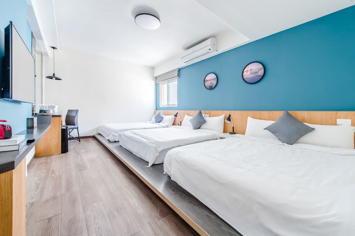 Family Room | Blackout curtains, free WiFi, bed sheets