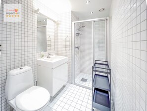 Douche, sèche-cheveux, serviettes fournies, savon