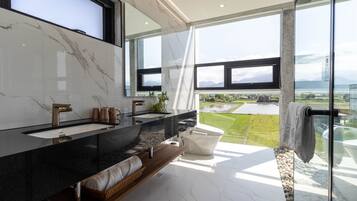 奢華四人房, 2 張加大雙人床, 花園景觀 | 浴室 | 吹風機、拖鞋、免治馬桶、毛巾