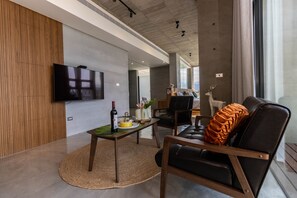 ラグジュアリー 4 人部屋 クイーンベッド 2 台 ガーデンビュー | リビングルーム | スマートテレビ