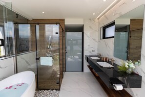 Luxury Quadruple Room, 2 Queen Beds, Garden View | Bathroom | Hair dryer, slippers, electronic bidet, towels - 135 B&B (Dongshan)