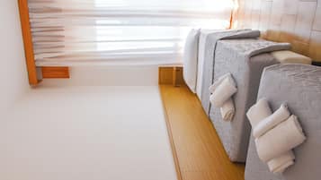 Comfort-Vierbettzimmer, Balkon, eingeschränkter Meerblick | Kostenloses WLAN, Bettwäsche
