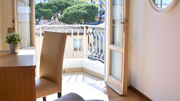 Camera singola, balcone, vista mare parziale | Wi-Fi gratuito, lenzuola