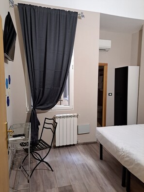 Habitación básica con 1 cama doble o 2 individuales | Edredones de plumas, escritorio, espacio para trabajar con un portátil