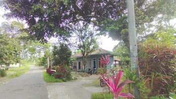 Vista frontal de la propiedad