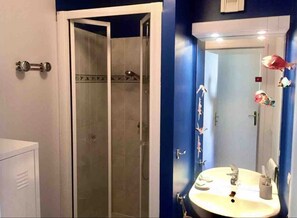 Bathroom - Large Two-bedroom Flat to Rent in Paris,100m From Beautiful Buttes Chaumont Parc (Paris)