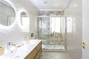 Dusj, hårføner og håndklær