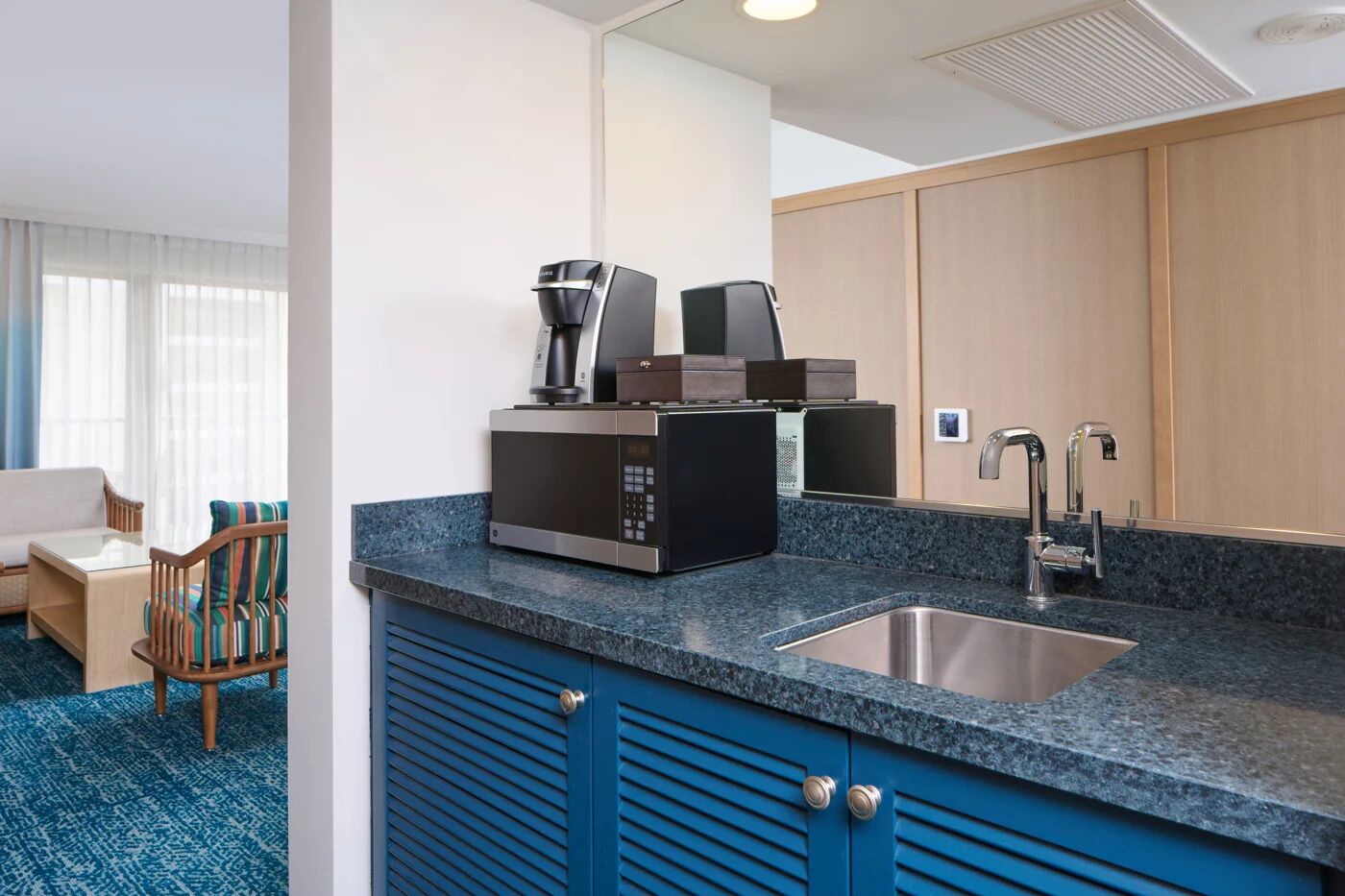 Oahu Dream! 2 Relaxing Units W/ Balcony, Minutes To Waikiki Beach - Honolulu, HI