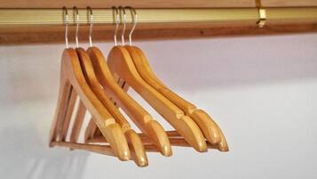Un perchero de madera con varios ganchos.