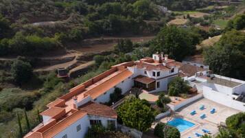 Una villa con piscina y varias terrazas.