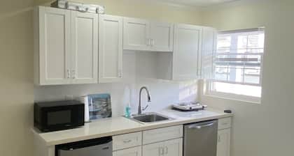 Starboard House: Cozy 2 bedroom apartment on ground floor with rear porch & dock