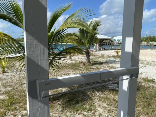 Starboard House: Cozy 2 bedroom apartment on ground floor with rear porch & dock