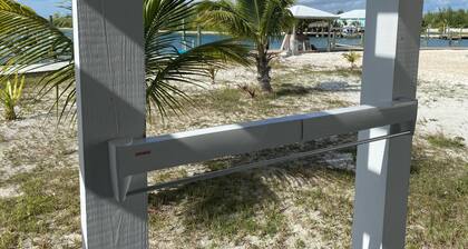 Starboard House: Cozy 2 bedroom apartment on ground floor with rear porch & dock