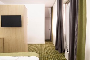 Superior Double Room | Individually decorated, individually furnished, desk, laptop workspace - Casa Gabriela (Bucharest)