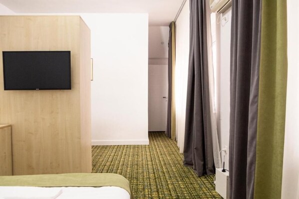 Quarto casal superior | Individualmente decorados, individualmente mobiliados, escrivaninha