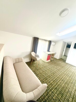 Decoración personalizada, muebles diferentes y escritorio 