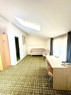 Decoración personalizada, muebles diferentes y escritorio 