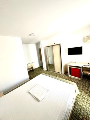 Kamar Double Bisnis | Didekorasi berbeda-beda dan dilengkapi dengan perabotan berbeda-beda