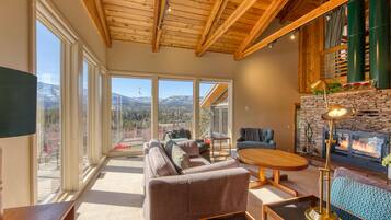 Télévision, lecteur de DVD, livres, chaßne hi-fi