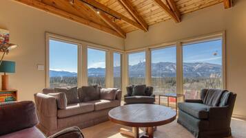 Télévision, lecteur de DVD, livres, chaßne hi-fi