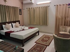 Superior Room | Free WiFi - Shreem Homestay (Dehradun)