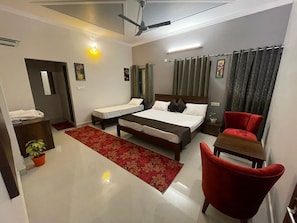 Superior Room | Free WiFi - Shreem Homestay (Dehradun)