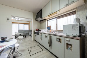 Réfrigérateur, micro-ondes, plaque de cuisson, bouilloire électrique