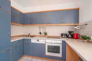 Coffee/tea maker, fridge, oven, stovetop - Cozy vacation apartment by the sea with balcony, WiFi & parking space (Koserow)