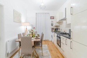 Frigorífico, microondas, horno y placa de cocina