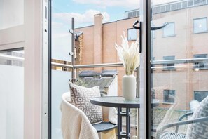 Outdoor dining - Modern 1BR with Balcony by Soho (London)