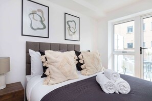 1 bedroom, desk, iron/ironing board, travel cot - Modern 1BR with Balcony by Soho (London)