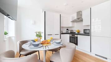 Coffee/tea maker, fridge, microwave, oven