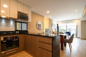 Kylskåp, mikrovågsugn, ugn och spishäll