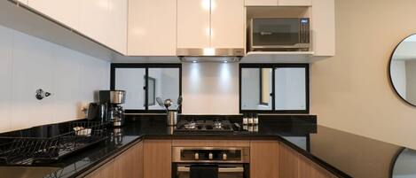 Frigorífico, microondas, horno y placa de cocina