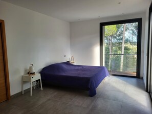 5 slaapkamers, een strijkplank/strijkijzer, wifi, beddengoed