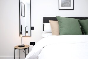 2 makuuhuonetta, työpöytä, silitysrauta/-lauta, internet