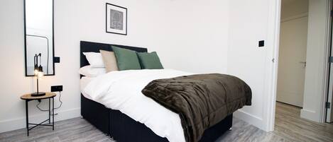 2 bedrooms, desk, iron/ironing board, Internet