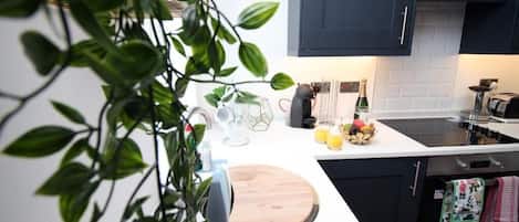 Réfrigérateur, four à micro-ondes, un four, surface de cuisson