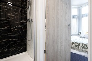 Dusche, Haartrockner, Handtücher