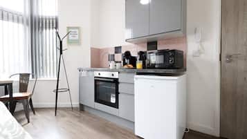 Geladeira, micro-ondas, fogão, cooktop