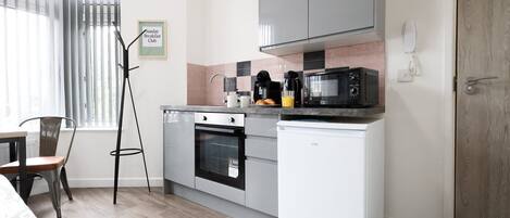 Kühlschrank, Mikrowelle, Ofen, Herdplatte