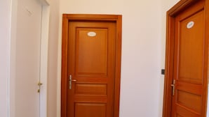 Two wooden doors with a nameplate, a brass handle, and a keyhole. - BEAUTY HOUSE (Reggio Calabria)
