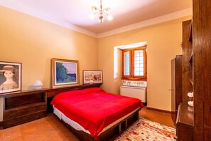 3 camere, una scrivania, ferro/asse da stiro, culla da viaggio