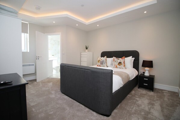 1 bedroom, desk, iron/ironing board, internet