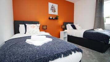 2 bedrooms, desk, iron/ironing board, Internet