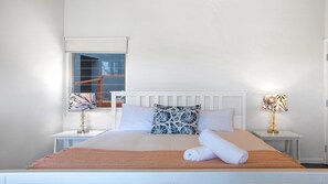 3 habitaciones, tabla de planchar con plancha, wifi y ropa de cama 