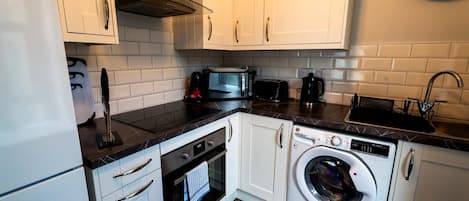 Réfrigérateur, micro-ondes, four, plaque de cuisson