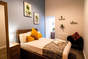 2 bedrooms, desk, iron/ironing board, internet