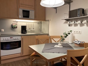 Fridge, microwave, oven, stovetop - Berolina 118 - 47 m² Wohnfläche für Max. 4 Personen im 1. OG (Dahme)